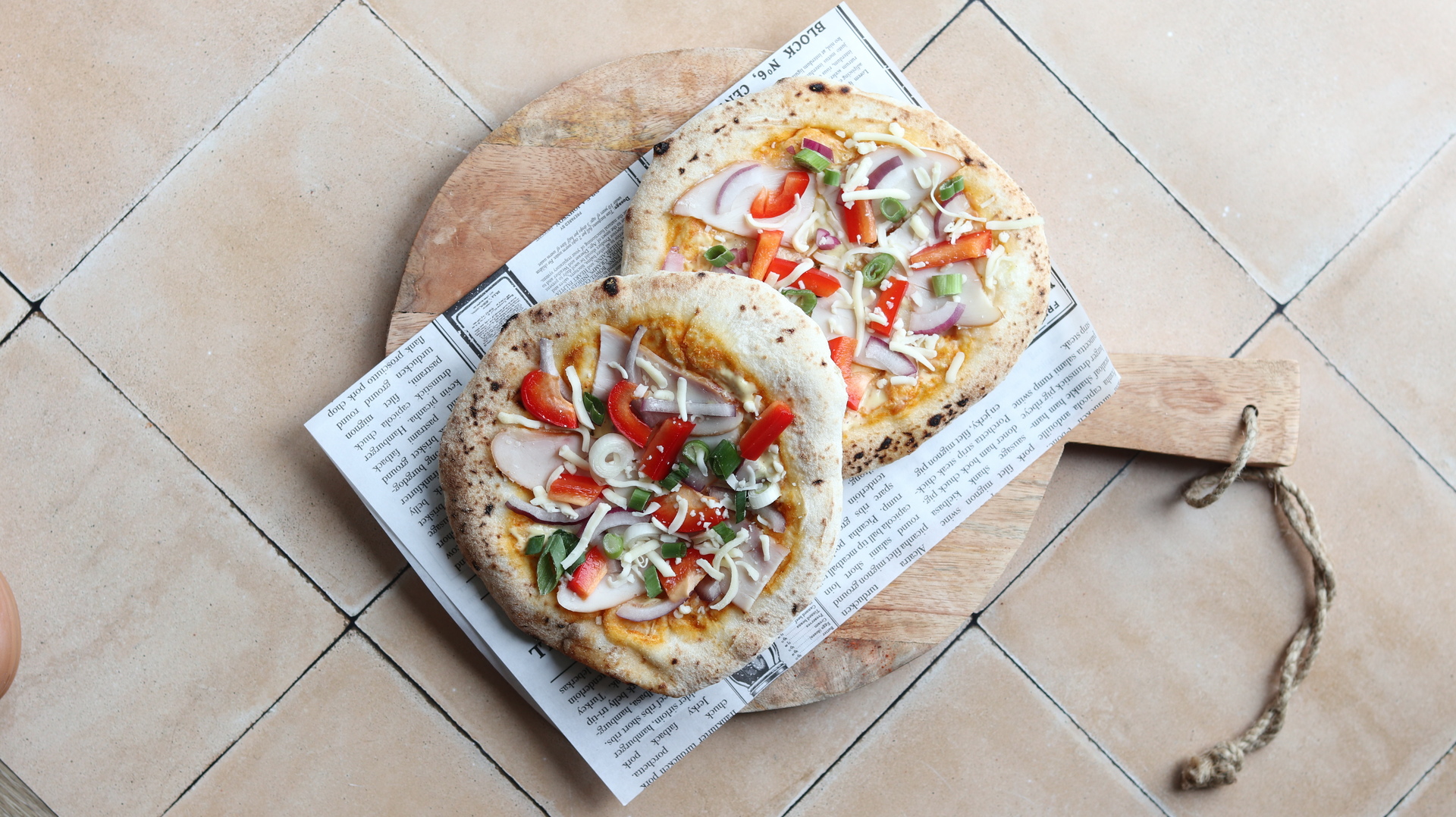 d3ee1.jpg Mini pizza 2 voor €4,95 - Afbeelding 1